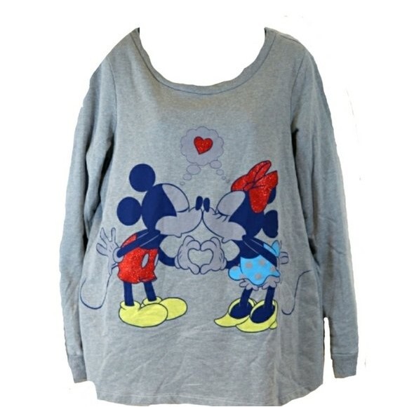 Disney Sweaters - Disney Micky Mouse & Minnie Mouse Kissing Pullover Sweatshirt XL